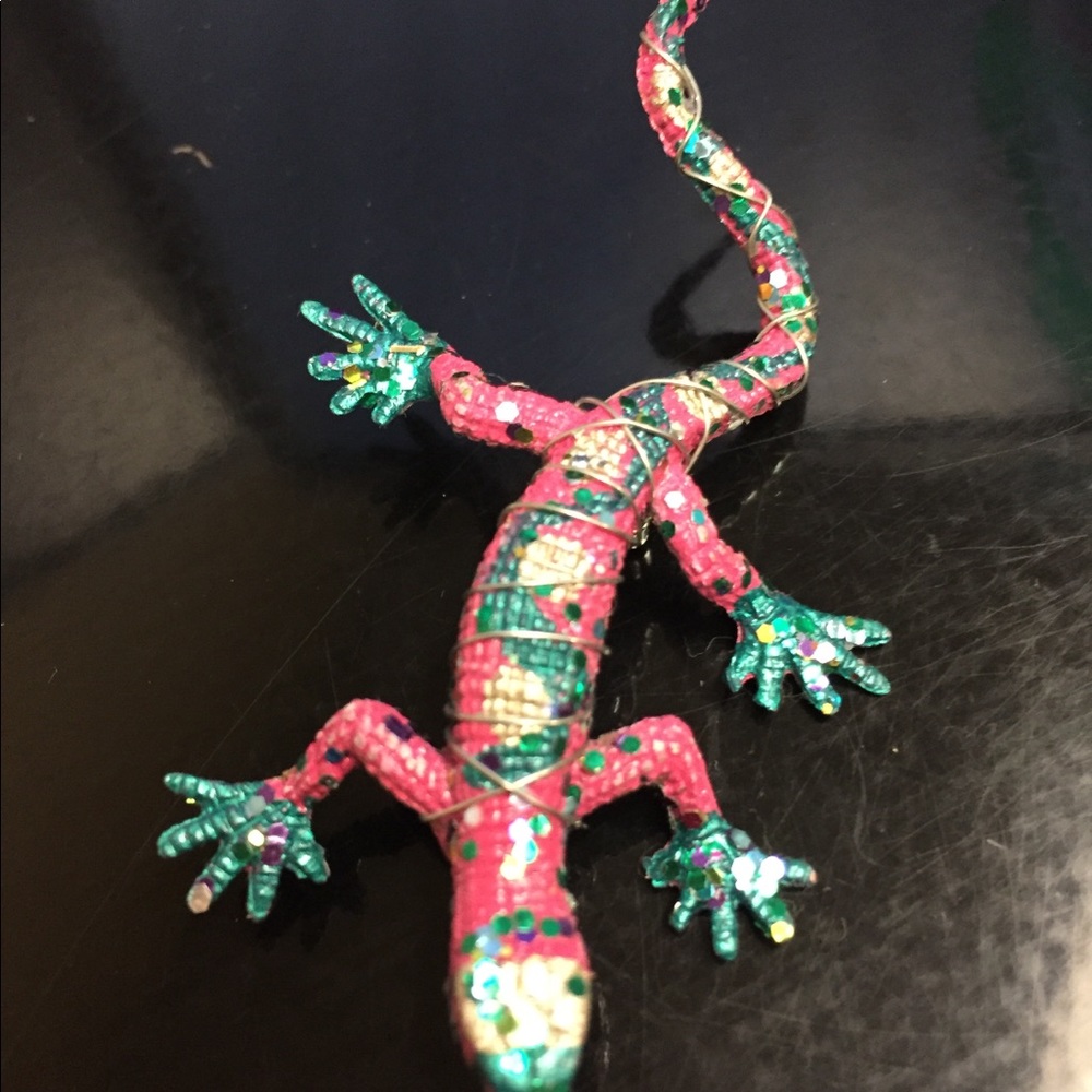 Super cute gecko brooch